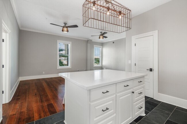 Building Photo - 405 24th St