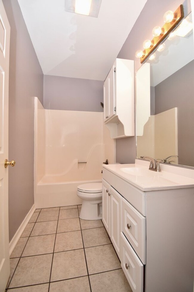 Building Photo - Centrally Located 2 Bedroom 2 Bath House