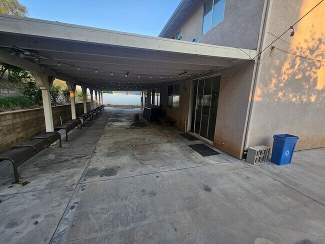 Building Photo - Spacious South Corona Home!