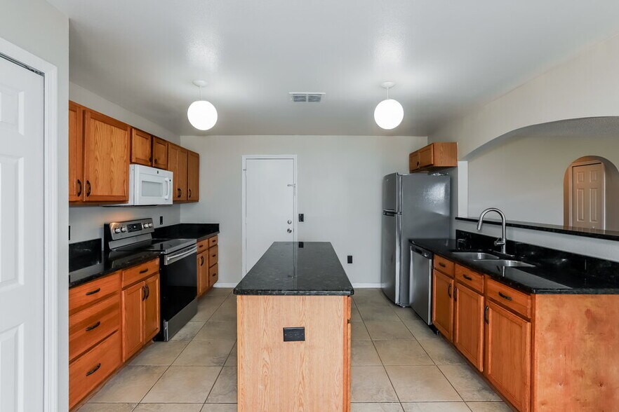 Building Photo - 11328 Ivy Flower Loop