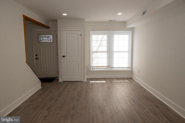 Building Photo - 2201 Strahle St