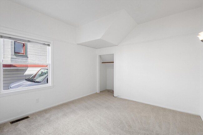 Building Photo - 1087 Park Ave