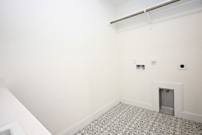 Building Photo - 1438 Oaklawn Dr
