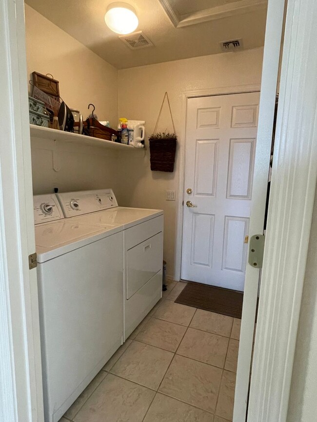 Building Photo - Gorgeous Rental! Move In Special! 1/2 Off ...