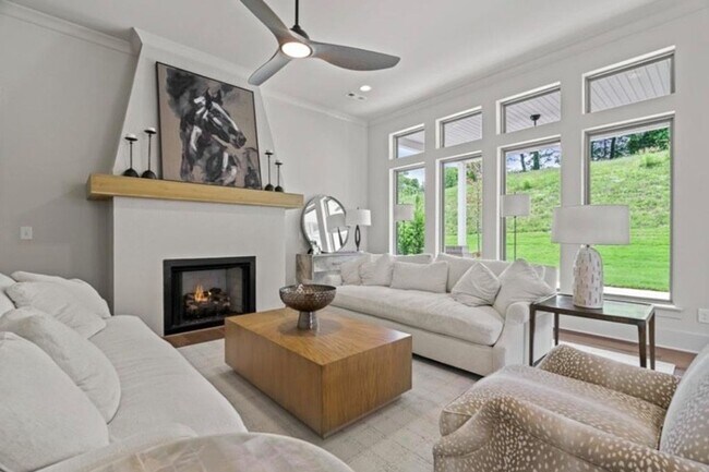 Building Photo - Luxurious 5 Bedroom, 3 Bathroom Home in Mc...