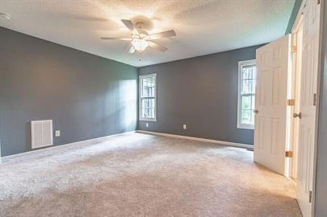 Building Photo - 428 Green Links Dr