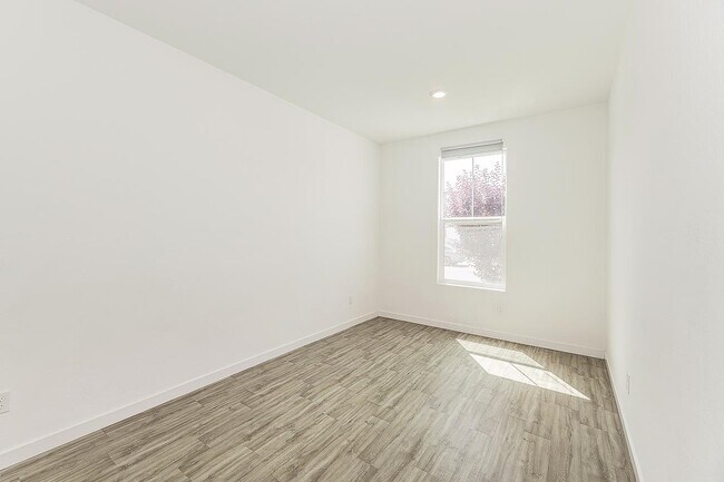 Building Photo - 2844 N Vahe Ave