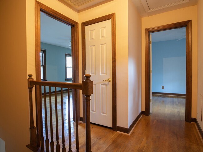 Building Photo - 4266 Roundhill Dr