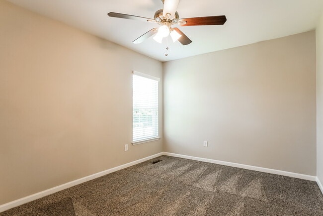 Building Photo - 1335 Lombar St