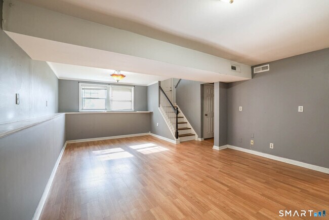 Building Photo - 49 Tudor Ln
