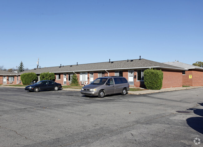 Primary Photo - Forest Court Apartments