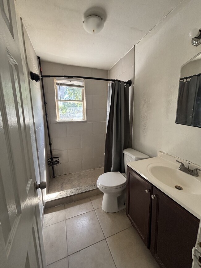 Building Photo - 444 Duray St