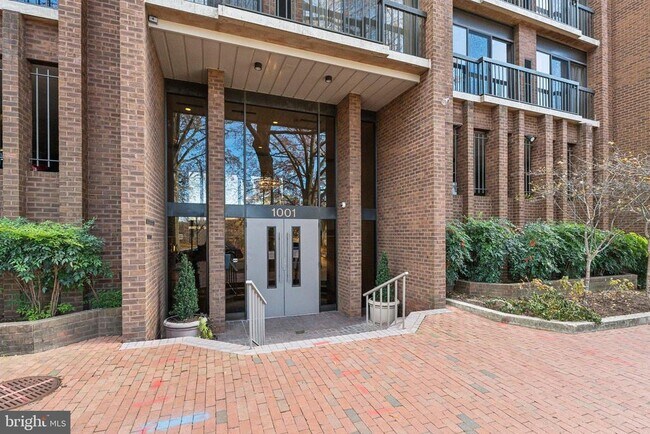 Building Photo - 1001 26th St NW
