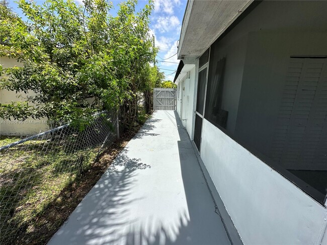 Building Photo - 4830 SW 41st Ave