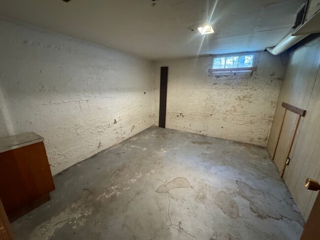 Building Photo - Spacious & Updated Home with Bonus Room, Large Basement, & Garage