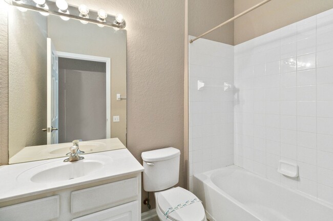 Building Photo - Nice 3/2 with Bonus Room in Oak Hammock Pr...