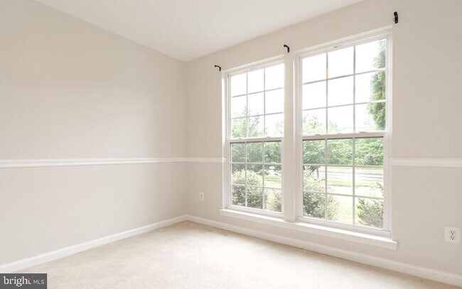 Building Photo - 42999 Edgewater St