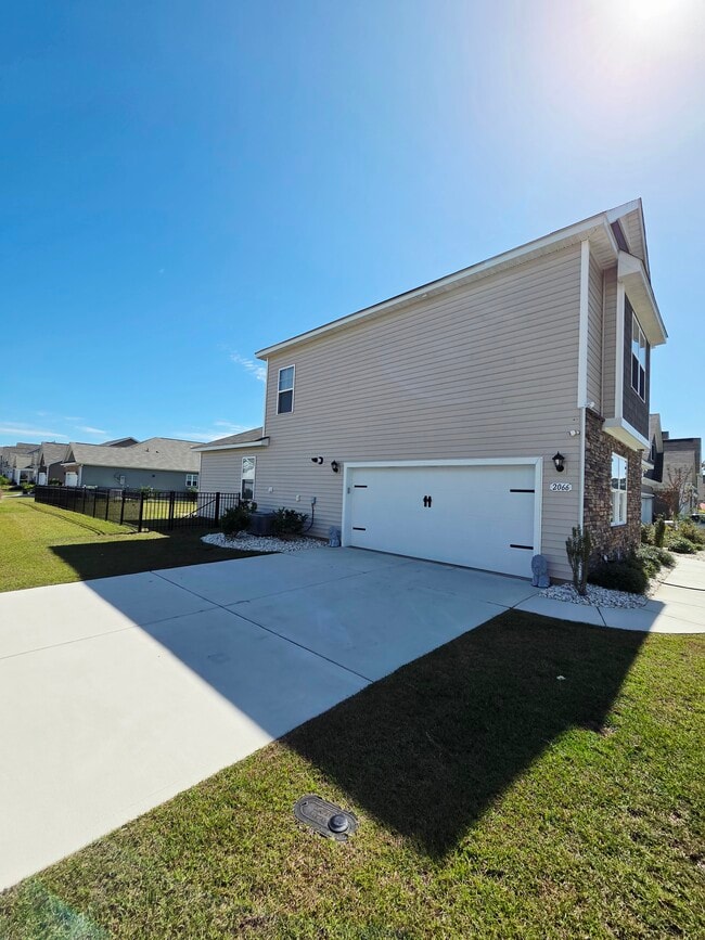 Building Photo - 2066 Ainsley Dr