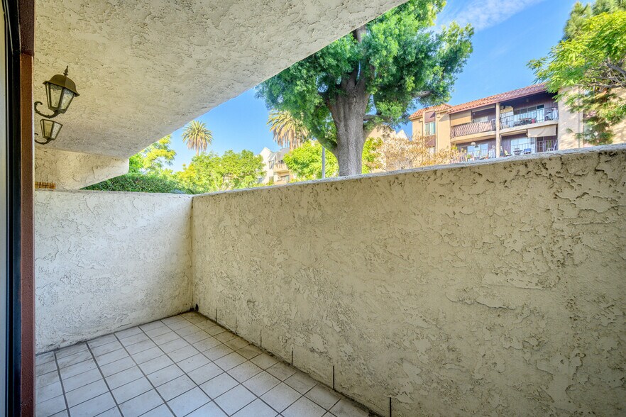 Building Photo - 323 N Jackson St