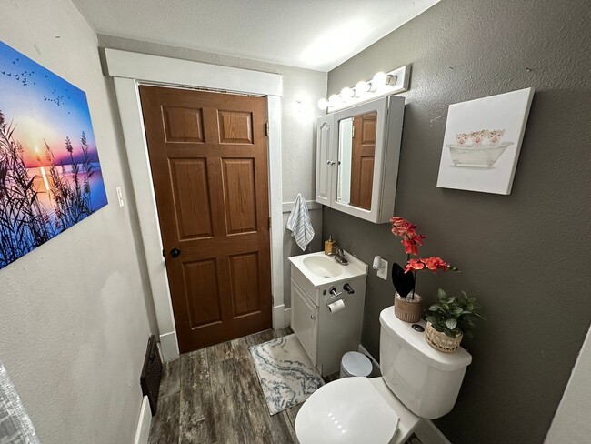 Building Photo - 2 bed, 1 bath home for rent in Waterloo