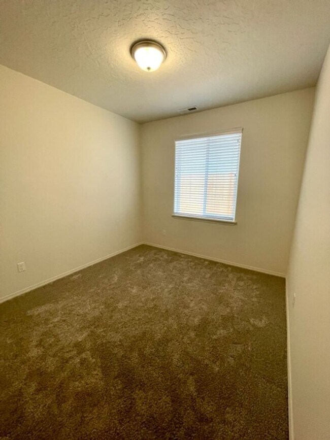 Building Photo - Beautiful like new 3 bedroom Hayden home i...