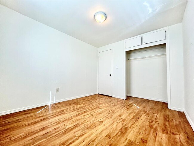 Building Photo - 1700 Karen Dr