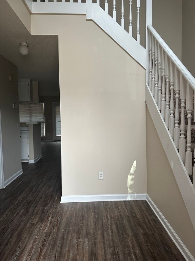 Building Photo - Dunwoody Subdivision - End Unit!  EXTRA PARKING!