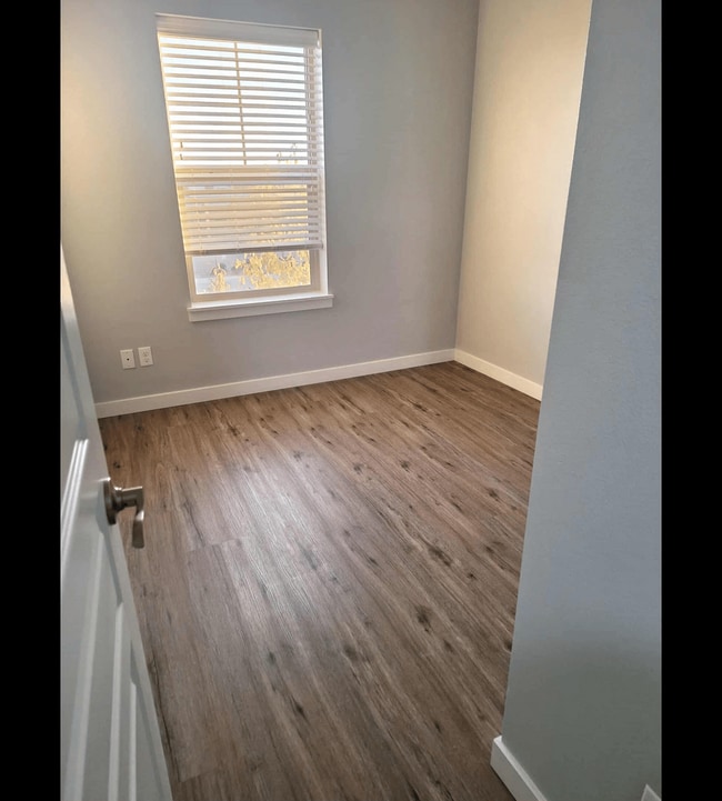 Building Photo - ? Stunning 3 Bedroom, 2.5 Bath Townhome in...