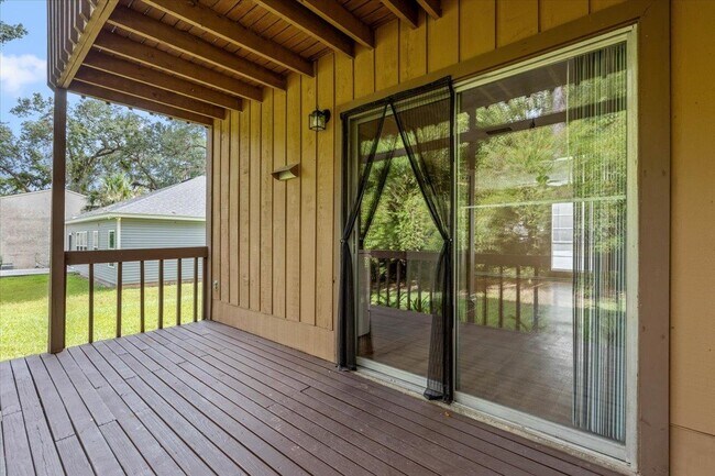 Building Photo - 1557 Live Oak Dr