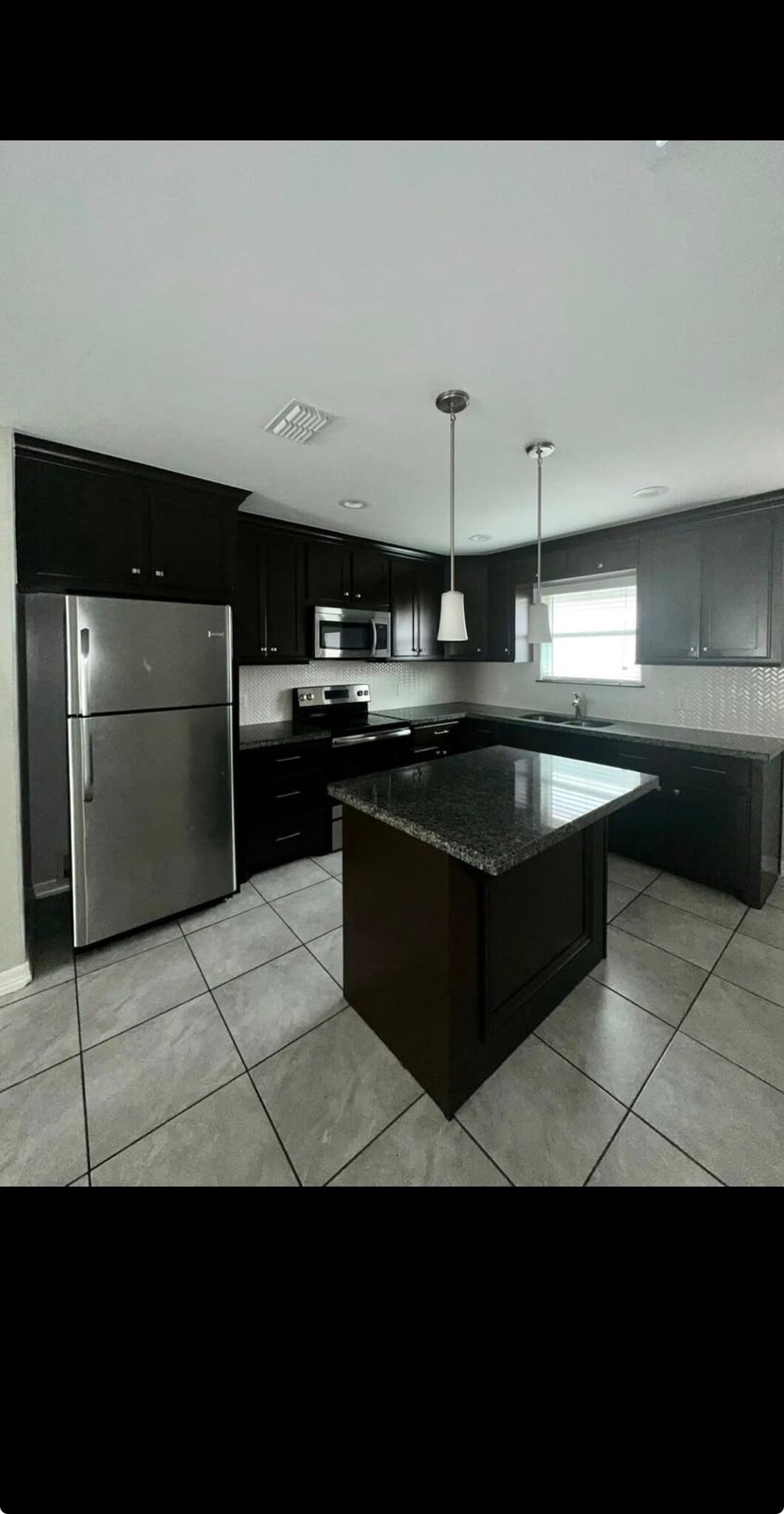 Building Photo - 205 Teak Dr