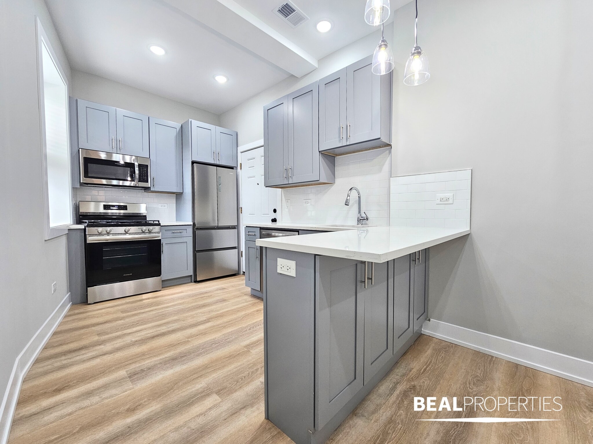 Building Photo - 428 W Belden Ave