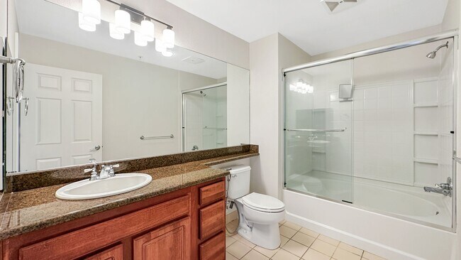 Building Photo - Major renovations and very well kept 3-Bedroom Apartment!
