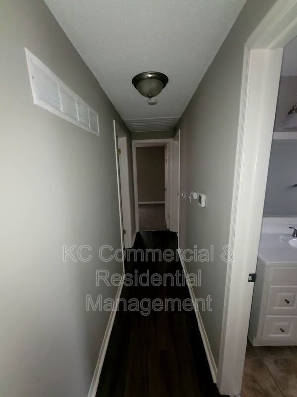 Building Photo - 11400 N Charlotte St