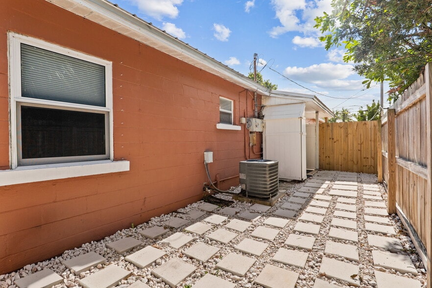 Building Photo - 329 Lee Ave