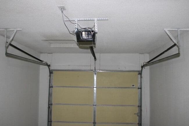 Building Photo - 900 SW Peach Tree Ln