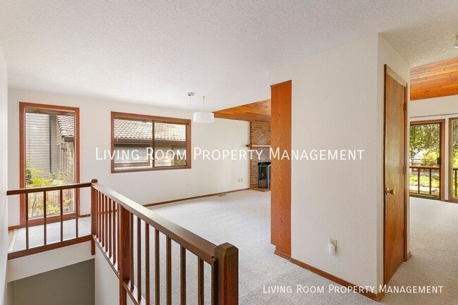 Building Photo - 7566 SW Cresmoor Dr