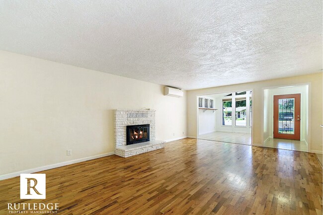 Building Photo - Sunlight & Sunrooms 2 Bedroom -  1 Full Bath - Fireplace