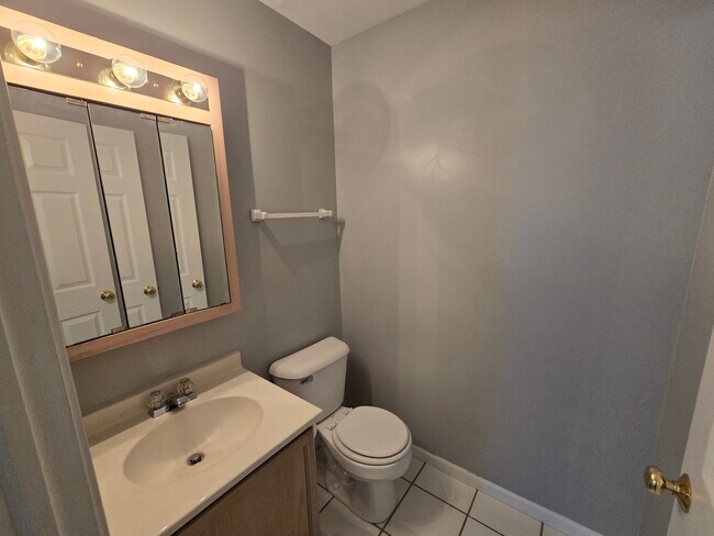 Building Photo - 229 W Ct of Shorewood