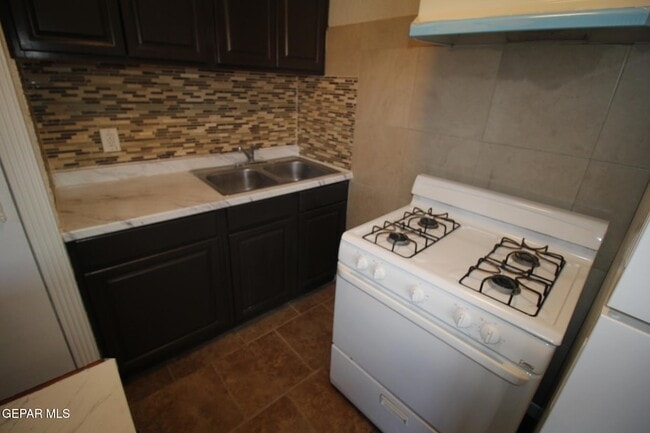 Building Photo - 8903 Old County Dr