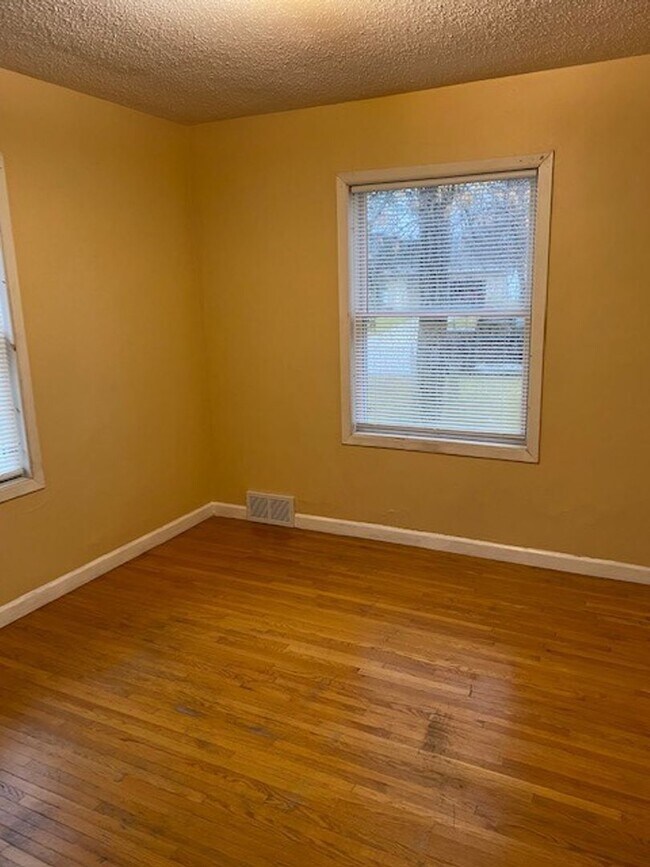 Building Photo - 3 Bedrooms, 2 Bathrooms Single Family Home in Brainerd, MN w/detached garage