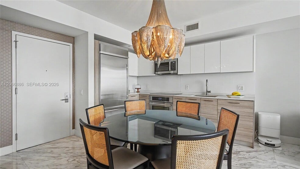 Building Photo - 1300 Brickell Bay Dr
