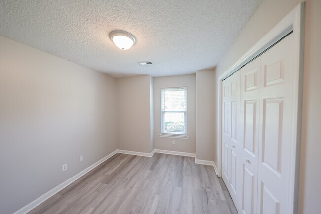 Building Photo - 202 Brook Wind Dr