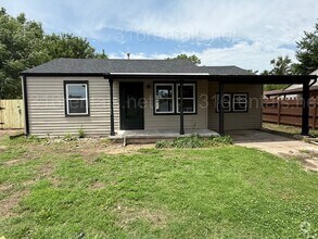 Building Photo - $1350 - 3 bedroom / 1 bathroom - Newly Rem...
