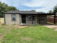 Building Photo - $1350 - 3 bedroom / 1 bathroom - Newly Rem...