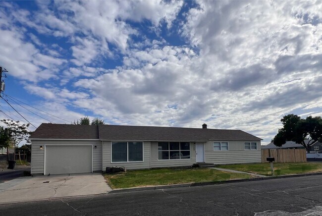 Primary Photo - Remodeled Home in Ephrata