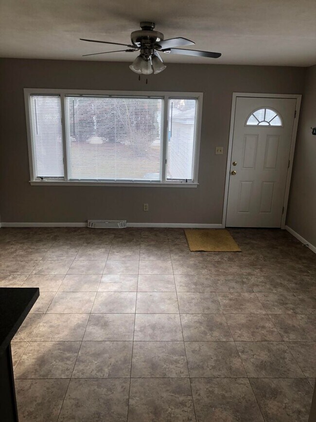 Building Photo - 2 Bed/1 Bath House for rent! SHOWINGS STARTING 7/27/26!