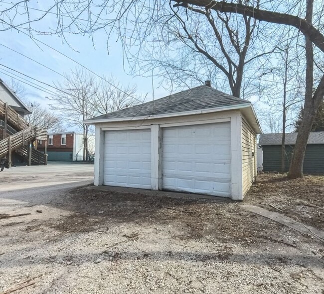 Building Photo - Spacious 5 bedroom 2 Bath Home