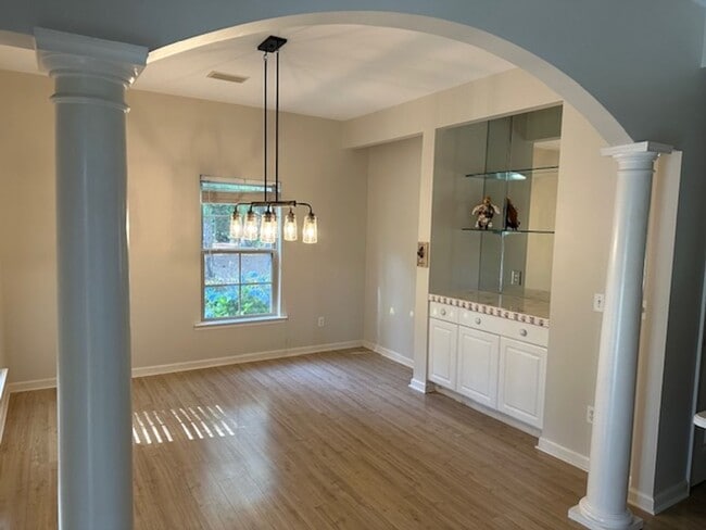 Building Photo - 5 Bridle Ct
