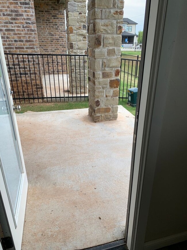 Building Photo - 3 bed, 2.5 bath home in the Enclave