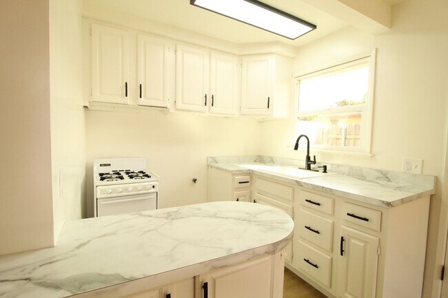 Building Photo - Midtown Ventura Studio with Great Amenities!